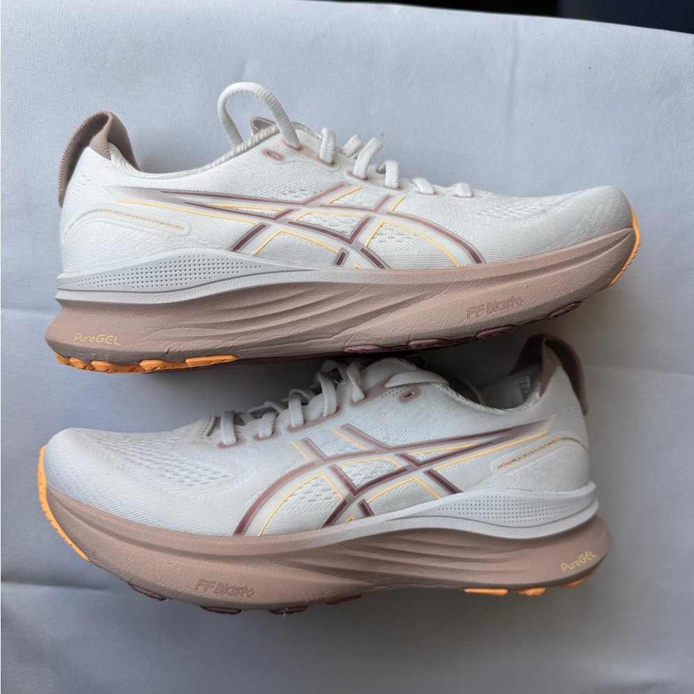 ASICS GEL-KAYANO 32, women 8.5, in mint condition